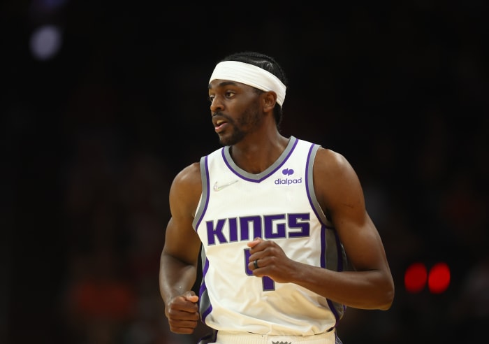 Mo Harkless jogs down the basketball court in Sacramento.